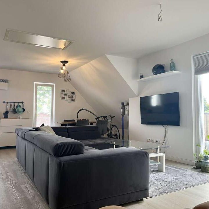 Exklusive 3 Zi.-Dachgeschosswhg. inkl. EBK, Loggia & Stellplatz. - Photo 1