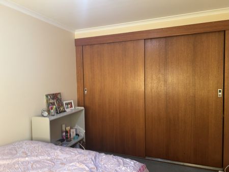 Self contained 1 bedroom unit - Photo 4