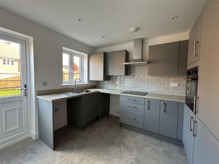 2 bedroom end of terrace house to rent - Photo 4