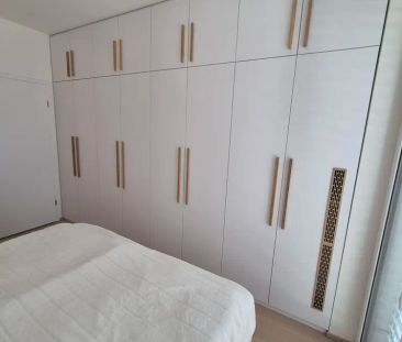 Pronájem moderního 2+kk s balkonem, terasou a parkovacím stáním – K... - Photo 4