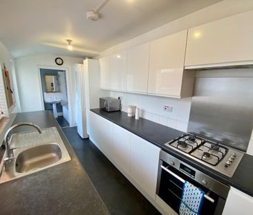 1 bedroom in a house share to rent - Photo 2