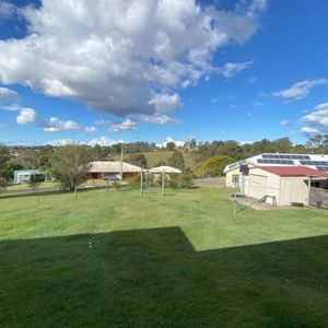 Large Family Home - Ample Shedding! - Photo 3