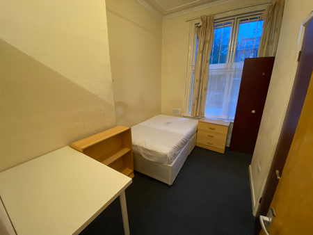 Flat 3, 32 Kelso Road, LS2 9PR, Leeds - Photo 2