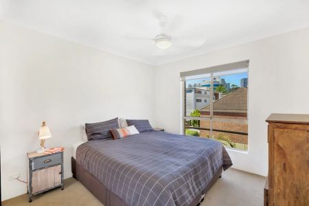 Renovated, spacious, north-facing and convenient - Photo 2