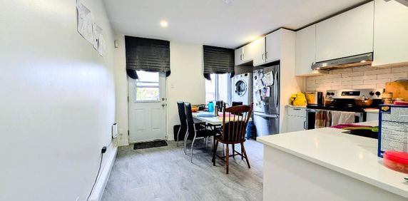 **Because You Deserve Renovated 4 1/2, TOP FLOOR, Metro Lasalle,Verdun** - Photo 2