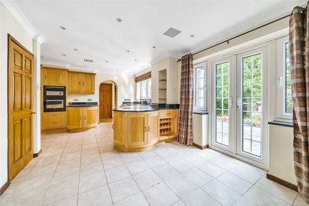 A substantial family home in a popular Sevenoaks location - Photo 2