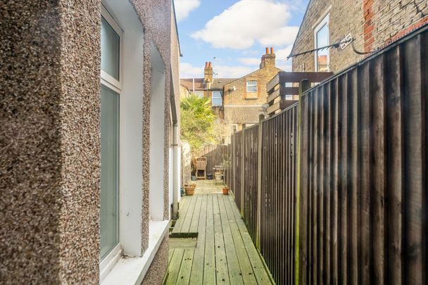 Presenting a stylish 2 bedroom flat offering an attractive opportunity for those seeking a balanced lifestyle in one of London's most dynamic neighbourhoods. - Photo 1