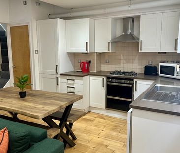 3 Bed Flat, Luna Street, M4 - Photo 2