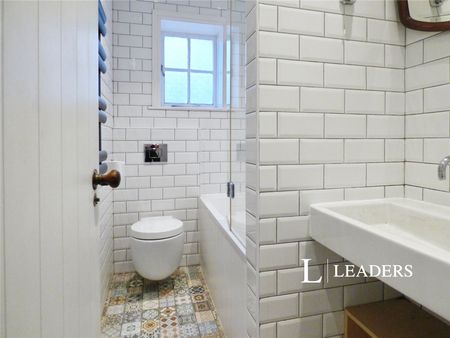 2 bedroom apartment to rent South Terrace, Littlehampton, West Sussex, BN17 - Photo 3