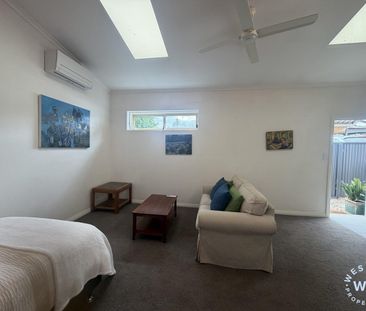 Charming 1-bedroom unit available for lease in Woodside - Photo 2