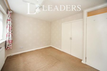 3 bedroom semi-detached house to rent - Photo 2