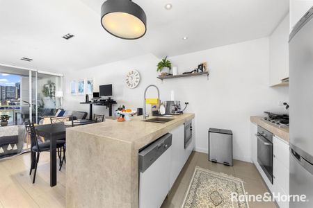 2 bedroom ultra modern apartment with water views - Photo 4