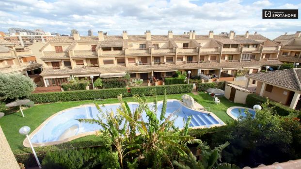 Room with balcony and private bathroom in 3-bedroom apartment in Campanar - Foto 1