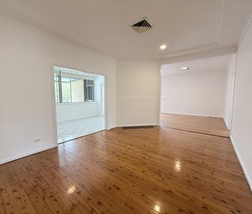 Conveniently located family home - Photo 2