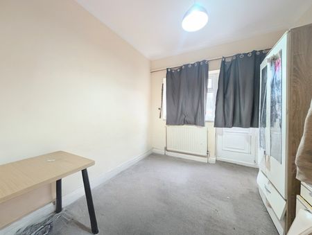 2 Bed Flat, Durnsford Road, SW19 - Photo 3