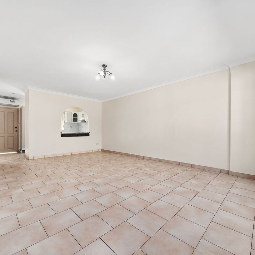 Convenient Townhouse Living in the Heart of Liverpool - Photo 1