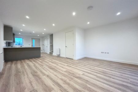 House to Rent: Furlong Way, M6 - Photo 3