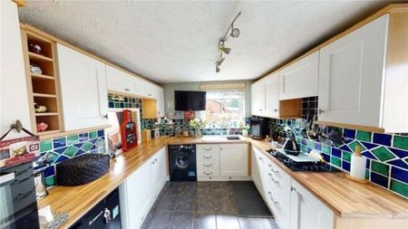 3 bedroom semi-detached house to rent - Photo 4