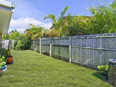 Modern 2-Bedroom Unit with Courtyard, Moments from the Beach - Photo 2