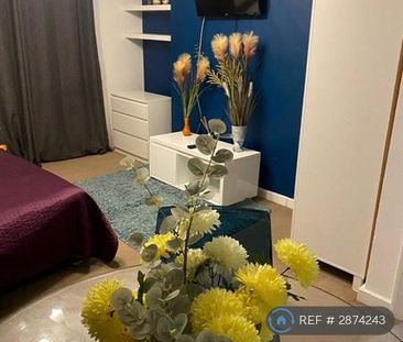 1 bedroom in a flat share to rent - Photo 2