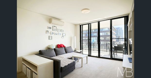 FURNISHED BRIGHT & SPACIOUS WATERFRONT LIVING - Photo 1