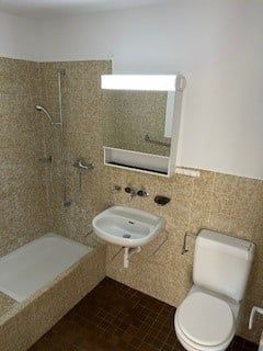 Herrliche 2-Zimmer-Wohnung, frisch renoviert mit neuen Laminatböden an sehr ruhiger Lage - Photo 3