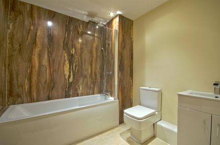 A stylish, high specification apartment with allocated parking a communal gardens, located a short walk from Addenbrooke's Hospital and a 10 minute cycle to the train station. - Photo 5