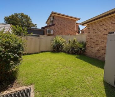 COMFORTABLE AND CONVENIENT LOCATED TOWNHOUSE - Photo 4