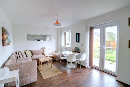 3 bedroom semi-detached house to rent - Photo 2