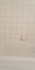 Grand 4 1/2 en rez-de-chaussée pour juillet - Photo 4