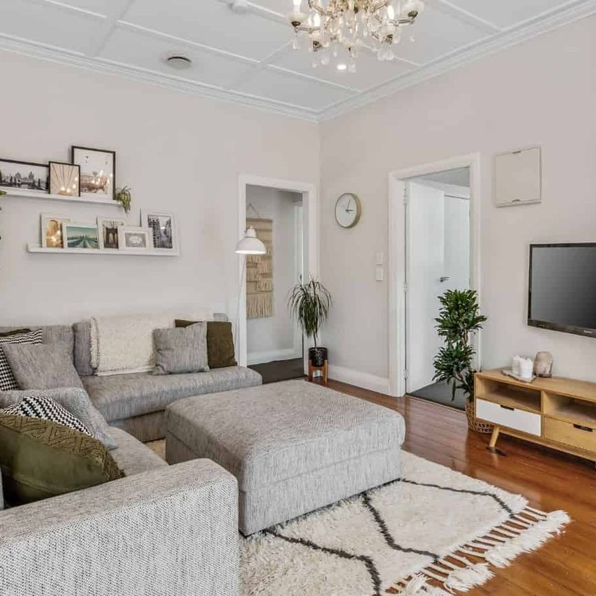 Modern & Stylish Living – Prime Location - Photo 1