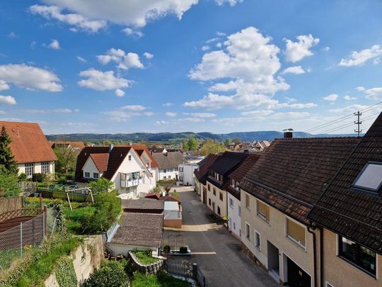 Sonnige Dachgeschosswohnung mit Ausblick. - Photo 1