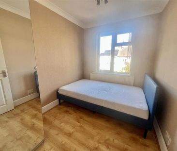 4 bedroom semi-detached house to rent - Photo 5