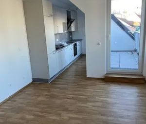 Attraktive 2-Zimmer Dachgeschosswohnung mit Terrasse nahe U1 - Photo 1