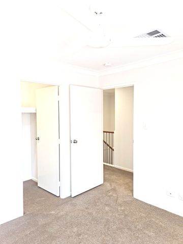 3 BEDROOM 2 BATHROOM TOWNHOUSE WITH DUCTED AIR - Photo 2