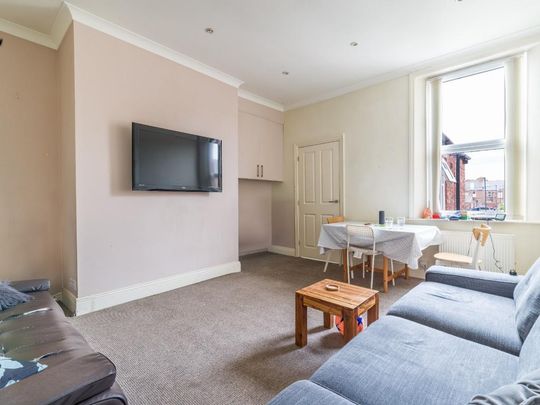 3 bedroom flat to rent - Photo 1