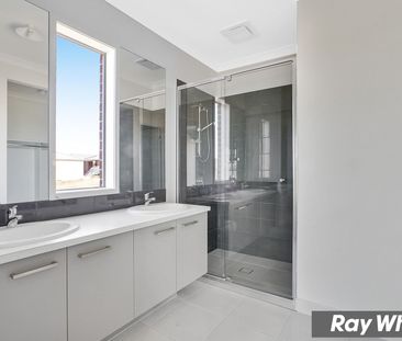 Family Living Made Easy in the Heart of Tarneit! - Photo 4