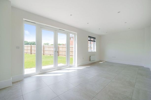 4 bedroom detached house to rent - Photo 1