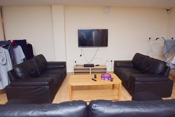 8 bedroom terraced house to rent - Photo 1