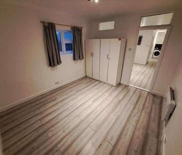 South Parade, Mollison Way, Edgware, HA8 - Photo 3