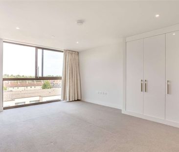 A spacious two bedroom apartment with parking in central Cambridge - Photo 1