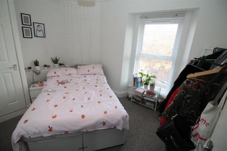 3 bedroom flat to rent - Photo 4