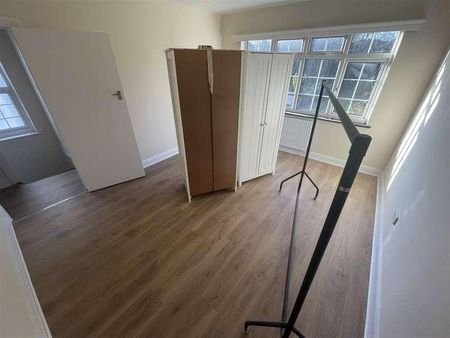 Bedroom Family Home To Rent In Brook Avenue, Edgware, HA8 - Photo 5