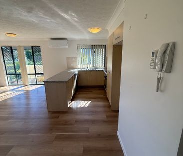 Light and airy ground floor Unit just a few minutes walk into Coola... - Photo 5