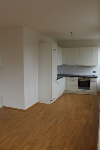 Rent a 3 ½ rooms apartment in Delémont - Photo 2