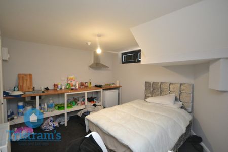 6 bed Flat for Rent - Photo 4