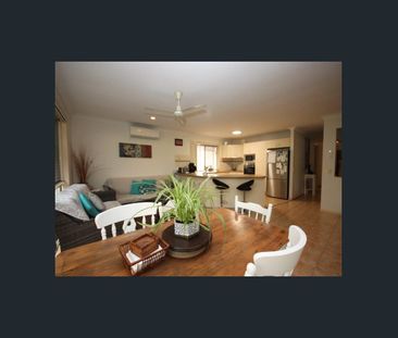 4 Bedrooms - 2 Living - Air Cons - Quiet Location - Photo 1