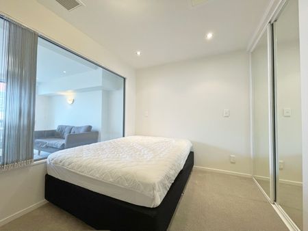 Cozy one bedroom Hobson St apartment with one carpark - Photo 3