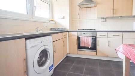4 bedroom flat for rent - Photo 2