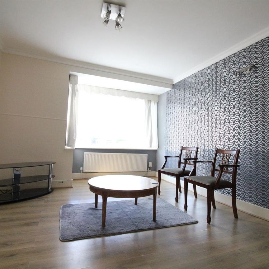 Meadow Road, Feltham - Photo 1